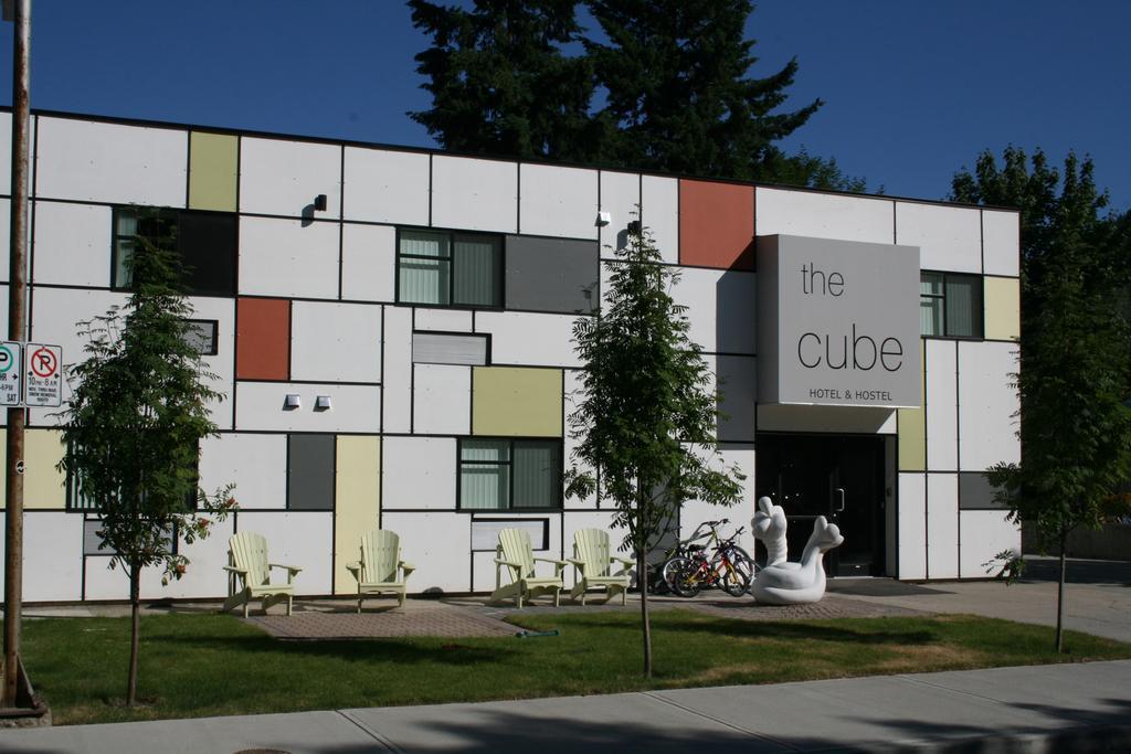 The Cube In Revelstoke Hotel Buitenkant foto